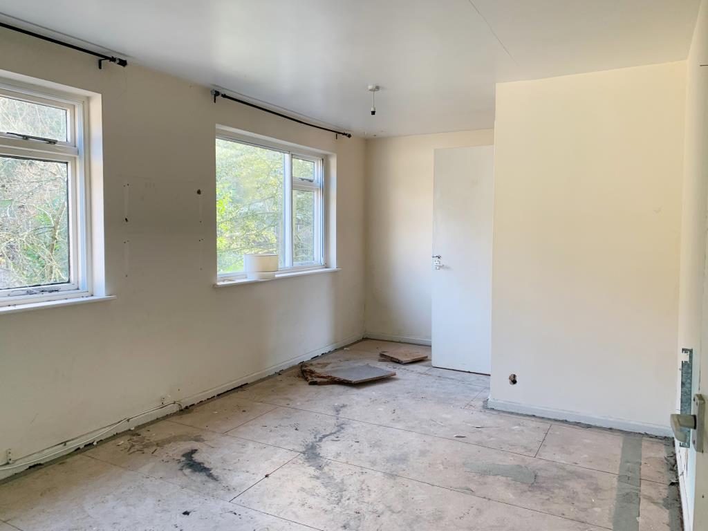 Lot: 20 - END-TERRACE PROPERTY WITH PLANNING FOR TWO-BEDROOM DWELLING - Bedroom in need of renovation.